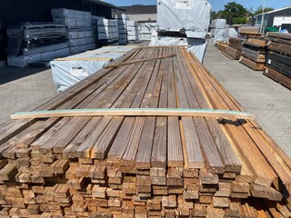 Ca. 385x Douglas Latten Fijnbezaagd, 25x45mm, lengte 400cm
